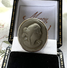 Cargar imagen en el visor de la galería, Victorian 9ct Gold Lava Cameo Ring
