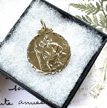 Carica l&#39;immagine nel visualizzatore di Gallery, Vintage 1966 9ct Yellow Gold St. Christopher Necklace Pendant. English Hallmarked Solid Gold Religious Medallion Pendant.
