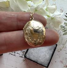 Carica l&#39;immagine nel visualizzatore di Gallery, Antique Victorian 9ct Gold Aesthetic Engraved Ivy Locket. Small 2-Sided Oval Locket Pendant With Optional Chain. Love Token Locket Necklace
