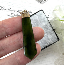 画像をギャラリービューアに読み込む, Antique Edwardian 9ct Gold &amp; Jade Torpedo Fob Pendant. 9ct Rose Gold Carved Jade Long Slender Antique Amulet Pendant
