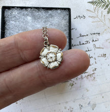 Cargar imagen en el visor de la galería, Vintage Sterling Silver &amp; Enamel English Tudor Rose Pendant Necklace. White Rose of York Charm Pendant On Original Chain. Minimalist Pendant
