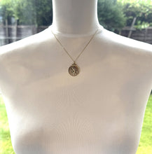 Carica l&#39;immagine nel visualizzatore di Gallery, Vintage 1966 9ct Yellow Gold St. Christopher Necklace Pendant. English Hallmarked Solid Gold Religious Medallion Pendant.
