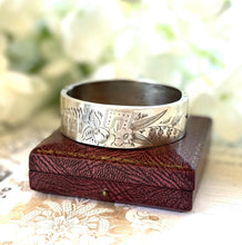 Carica l'immagine nel visualizzatore di Gallery, Victorian Sterling Silver Engraved Rose &amp; Forget-Me-Not Bangle

