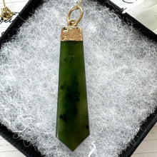 画像をギャラリービューアに読み込む, Antique Edwardian 9ct Gold &amp; Jade Torpedo Fob Pendant. 9ct Rose Gold Carved Jade Long Slender Antique Amulet Pendant
