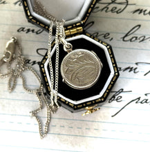 Carica l&#39;immagine nel visualizzatore di Gallery, Vintage Sterling Silver Tiny Round Locket Pendant Necklace. Antique Style Fern Engraved Photo Locket Charm &amp; Chain. Minimalist Necklace
