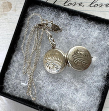 Carica l&#39;immagine nel visualizzatore di Gallery, Vintage Sterling Silver Tiny Round Locket Pendant Necklace. Antique Style Fern Engraved Photo Locket Charm &amp; Chain. Minimalist Necklace
