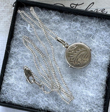 Charger l&#39;image dans la galerie, Vintage Sterling Silver Tiny Round Locket Pendant Necklace. Antique Style Fern Engraved Photo Locket Charm &amp; Chain. Minimalist Necklace
