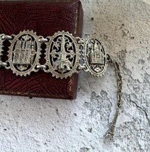 Carica l&#39;immagine nel visualizzatore di Gallery, Vintage 1950s Paris France Souvenir Filigree Bracelet With Eiffel Tower Dangle Charm. French Filigrane Wide Scenic Panel Silver Bracelet.
