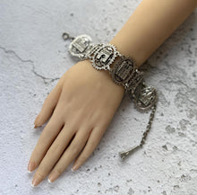 Carica l&#39;immagine nel visualizzatore di Gallery, Vintage 1950s Paris France Souvenir Filigree Bracelet With Eiffel Tower Dangle Charm. French Filigrane Wide Scenic Panel Silver Bracelet.
