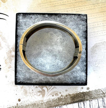 Carica l'immagine nel visualizzatore di Gallery, Victorian Sterling Silver Engraved Rose &amp; Forget-Me-Not Bangle
