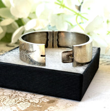 Carica l'immagine nel visualizzatore di Gallery, Victorian Sterling Silver Engraved Rose &amp; Forget-Me-Not Bangle
