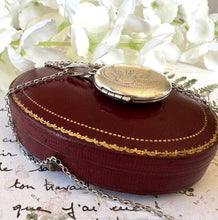 Cargar imagen en el visor de la galería, Vintage 1960s Engraved Daisy Sterling Silver Locket Pendant Necklace. Art Nouveau Style Large Round Floral Photo Locket &amp; Belcher Chain
