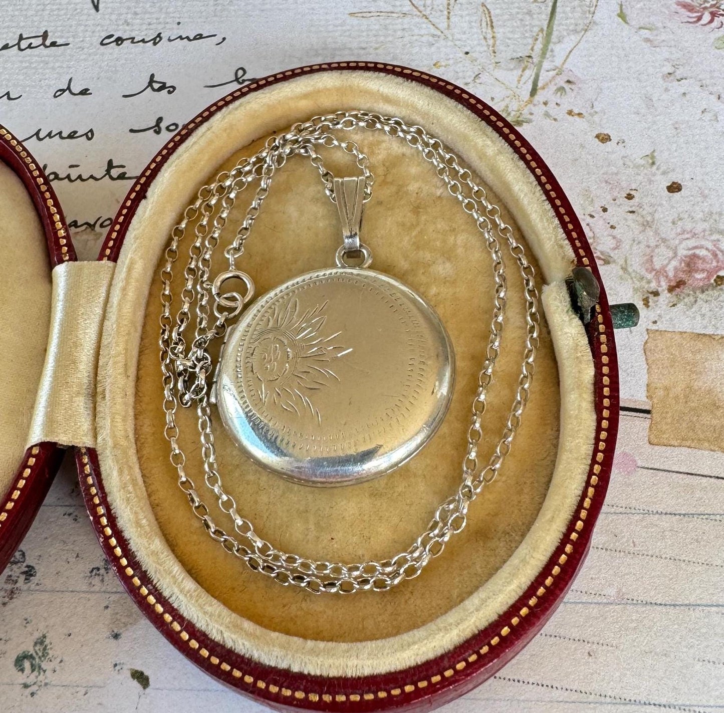 Vintage 1960s Engraved Daisy Sterling Silver Locket Pendant Necklace. Art Nouveau Style Large Round Floral Photo Locket & Belcher Chain