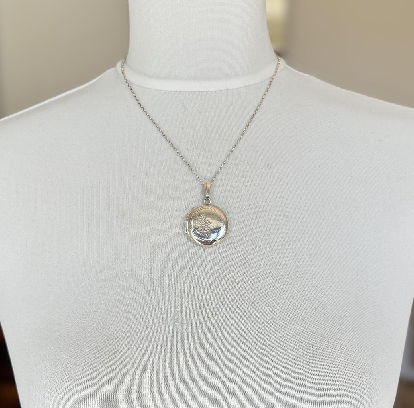 Vintage 1960s Engraved Daisy Sterling Silver Locket Pendant Necklace. Art Nouveau Style Large Round Floral Photo Locket & Belcher Chain