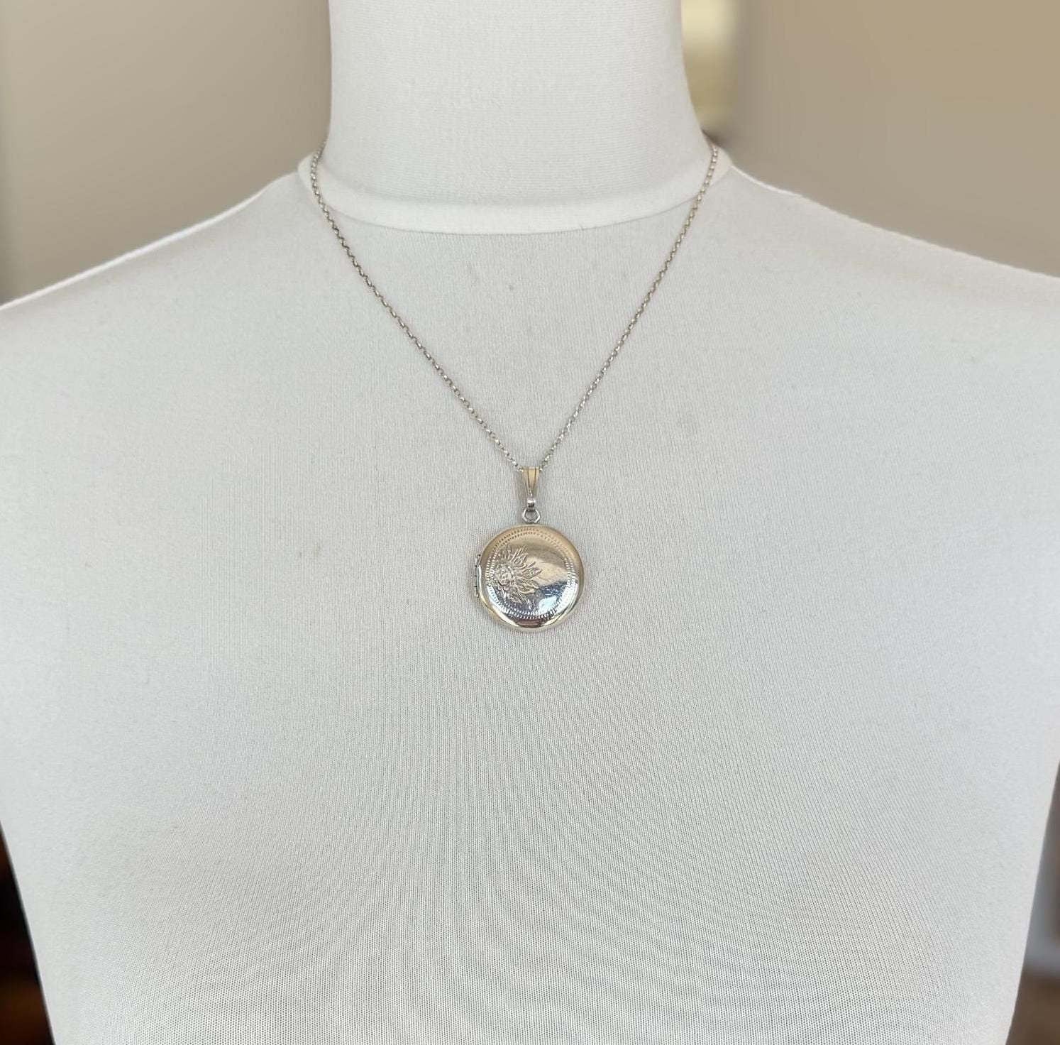 Vintage 1960s Engraved Daisy Sterling Silver Locket Pendant Necklace. Art Nouveau Style Large Round Floral Photo Locket & Belcher Chain