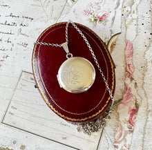 Cargar imagen en el visor de la galería, Vintage 1960s Engraved Daisy Sterling Silver Locket Pendant Necklace. Art Nouveau Style Large Round Floral Photo Locket &amp; Belcher Chain
