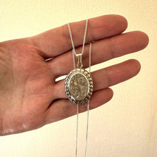 Carica l&#39;immagine nel visualizzatore di Gallery, Vintage Victorian Style Repousse Sterling Silver Locket Pendant Necklace. Floral Engraved English Silver Photo/Keepsake Locket &amp; Curb Chain
