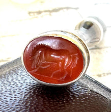 Lade das Bild in den Galerie-Viewer, Georgian Ancient Roman Horse Intaglio Seal With Silver &amp; Scottish Banded Agate Handle
