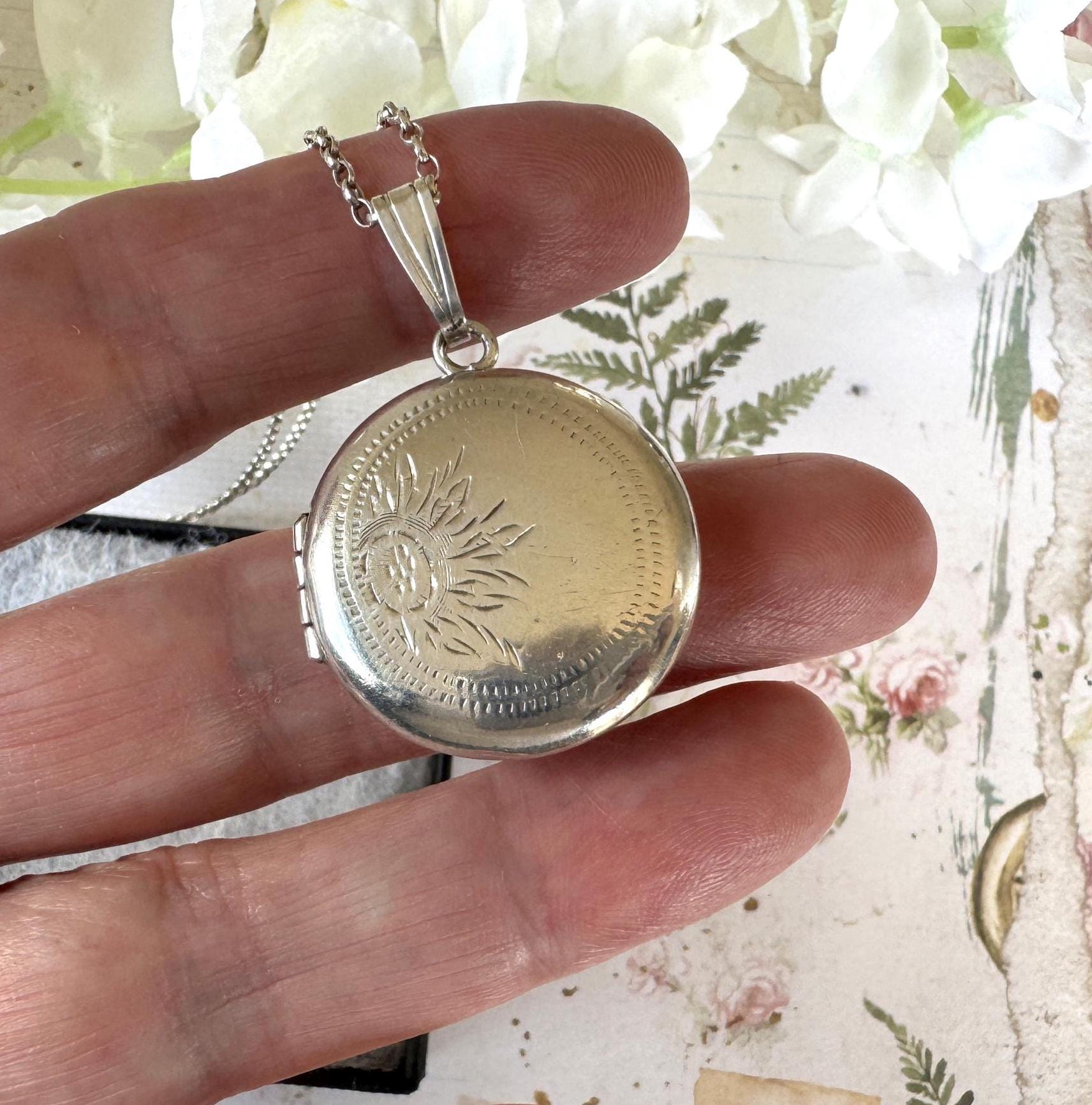 Vintage 1960s Engraved Daisy Sterling Silver Locket Pendant Necklace. Art Nouveau Style Large Round Floral Photo Locket & Belcher Chain