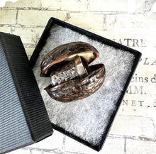 Carica l&#39;immagine nel visualizzatore di Gallery, Antique Sterling Silver Thimble Inside A Walnut Shell Etui Case
