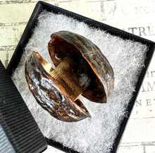 Carica l&#39;immagine nel visualizzatore di Gallery, Antique Sterling Silver Thimble Inside A Walnut Shell Etui Case
