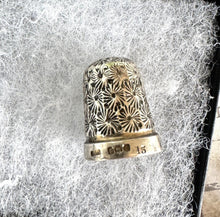 Carica l&#39;immagine nel visualizzatore di Gallery, Antique Sterling Silver Thimble Inside A Walnut Shell Etui Case
