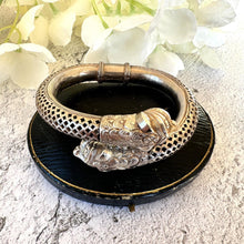 Carica l&#39;immagine nel visualizzatore di Gallery, Antique Victorian Figural Lion Head Indian Silver Bangle Bracelet. Chunky Sterling Repousse &amp; Fretwork Bypass/Wraparound Amulet Bangle
