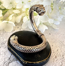 Carica l&#39;immagine nel visualizzatore di Gallery, Antique Victorian Figural Lion Head Indian Silver Bangle Bracelet. Chunky Sterling Repousse &amp; Fretwork Bypass/Wraparound Amulet Bangle
