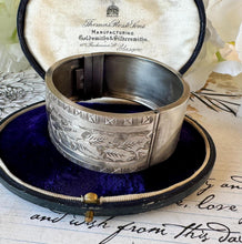 Carica l&#39;immagine nel visualizzatore di Gallery, Antique Victorian Sterling Silver Engraved Ivy &amp; Greek Key Bangle, Chester 1876. English Silver Aesthetic Engraved Love Token Cuff Bracelet
