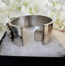 Carica l&#39;immagine nel visualizzatore di Gallery, Antique Victorian Silver Wide Belt Buckle Bangle Bracelet. Ornate Chunky Sterling Victorian Cuff Bracelet, 1882 Hallmark. Love Token Jewelry
