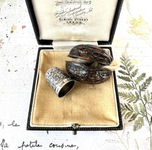 Carica l&#39;immagine nel visualizzatore di Gallery, Antique Sterling Silver Thimble Inside A Walnut Shell Etui Case
