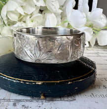 Load image into Gallery viewer, Vintage Engraved Daisy Wide Sterling Silver Hinged Bangle Bracelet. Victorian Style English Silver Cuff Bracelet, Hallmarked Birmingham 1964
