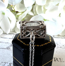 Charger l&#39;image dans la galerie, Vintage 1960s Sterling Silver Mad Money Charm Pendant - Opens to Reveal A Pound Note
