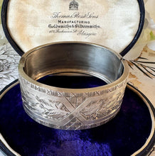 Carica l&#39;immagine nel visualizzatore di Gallery, Antique Victorian Sterling Silver Engraved Ivy &amp; Greek Key Bangle, Chester 1876. English Silver Aesthetic Engraved Love Token Cuff Bracelet
