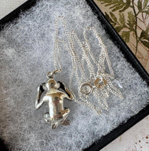 Carica l&#39;immagine nel visualizzatore di Gallery, Vintage Sterling Silver Wise Monkey Pendant Necklace
