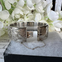 Load image into Gallery viewer, Vintage Engraved Daisy Wide Sterling Silver Hinged Bangle Bracelet. Victorian Style English Silver Cuff Bracelet, Hallmarked Birmingham 1964
