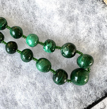 Lade das Bild in den Galerie-Viewer, Antique Malachite Graduated Bead Necklace With Rolled Gold Clasp. Art Deco Era Natural Malachite Gemstone Bead Necklace 25&quot;/62.5cm Long
