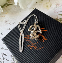 Lade das Bild in den Galerie-Viewer, Vintage Sterling Silver Wise Monkey Pendant Necklace
