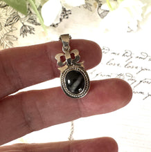 画像をギャラリービューアに読み込む, Antique Victorian Scottish Banded Agate Pendant Necklace. Black &amp; White Agate Silver Bow Pendant On Chain. Antique Scottish Pebble Jewellery
