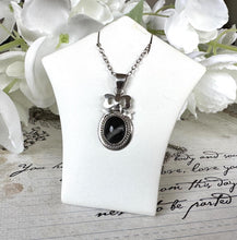 画像をギャラリービューアに読み込む, Antique Victorian Scottish Banded Agate Pendant Necklace. Black &amp; White Agate Silver Bow Pendant On Chain. Antique Scottish Pebble Jewellery
