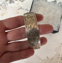 Lade das Bild in den Galerie-Viewer, Vintage English Sterling Silver Floral Engraved Bangle Bracelet. Victorian Style Wide Heavy Hinged Bangle, Hallmarked London 1959
