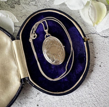 Lade das Bild in den Galerie-Viewer, Vintage Sterling Silver Acanthus Engraved Oval Locket Pendant Necklace. Floral Art Nouveau Style Sterling Silver Photo Locket With Chain
