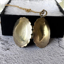 Charger l&#39;image dans la galerie, Antique Victorian Guilloche Engraved Pie Crust Rolled Gold Locket On 14ct Gold Filled Chain. Yellow Gold Oval Photo Locket Pendant Necklace
