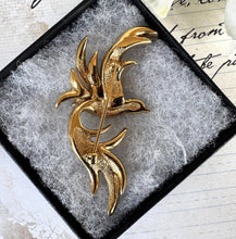 Cargar imagen en el visor de la galería, Vintage 1980&#39;s Attwood &amp; Sawyer Crystal and Enamel 22ct Gold Plated Bird of Paradise Brooch
