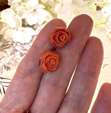 Cargar imagen en el visor de la galería, Vintage 18ct Gold Red Coral Carved Rose Earrings
