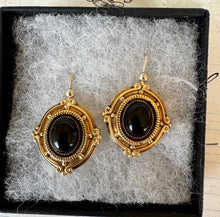 画像をギャラリービューアに読み込む, Antique Victorian Gold Vermeil &amp; Onyx Etruscan Revival Drop Earrings
