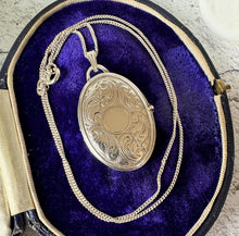 Lade das Bild in den Galerie-Viewer, Vintage Sterling Silver Acanthus Engraved Oval Locket Pendant Necklace. Floral Art Nouveau Style Sterling Silver Photo Locket With Chain
