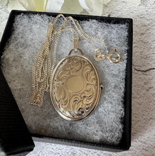 Lade das Bild in den Galerie-Viewer, Vintage Sterling Silver Acanthus Engraved Oval Locket Pendant Necklace. Floral Art Nouveau Style Sterling Silver Photo Locket With Chain
