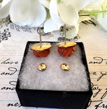 Cargar imagen en el visor de la galería, Vintage 18ct Gold Red Coral Carved Rose Earrings
