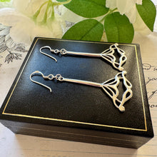 Cargar imagen en el visor de la galería, Vintage Sterling Silver Art Nouveau Style Long Drop Earrings
